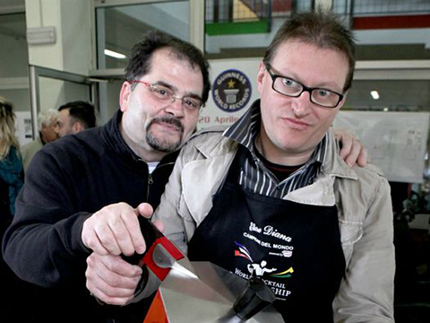 Ettore Diana prepara i caffè; da Guinness con Orlando Leone